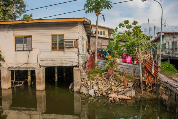 Evler stilts üzerinde. Bir Kota Kinabalu, Sabah, Malezya.