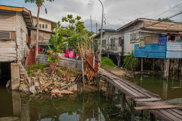 Casas com palafitas. Kota Kinabalu, Sabah, Malásia . — Fotografia de Stock