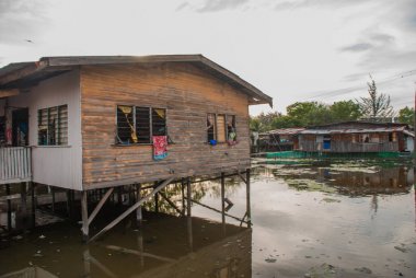 Evler stilts üzerinde. Bir Kota Kinabalu, Sabah, Malezya.