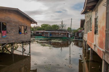 Evler stilts üzerinde. Bir Kota Kinabalu, Sabah, Malezya.