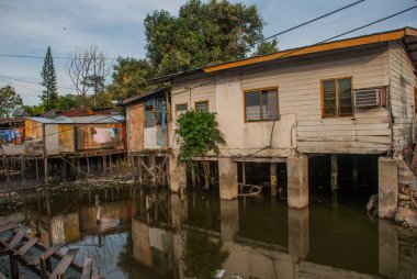 Evler stilts üzerinde. Bir Kota Kinabalu, Sabah, Malezya.