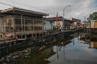 Evler stilts üzerinde. Bir Kota Kinabalu, Sabah, Malezya.
