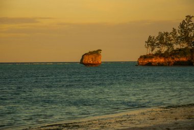 Küçük bir ada ve deniz akşam manzara. Boracay, Filipinler