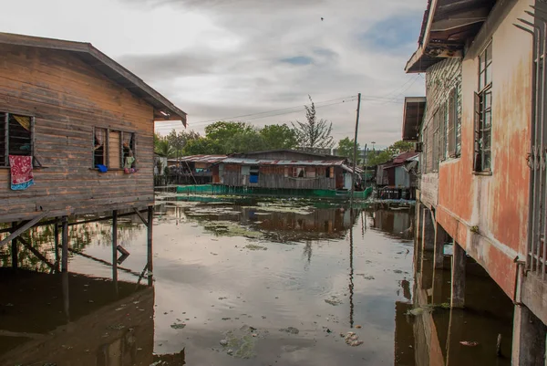 Evler stilts üzerinde. Bir Kota Kinabalu, Sabah, Malezya.