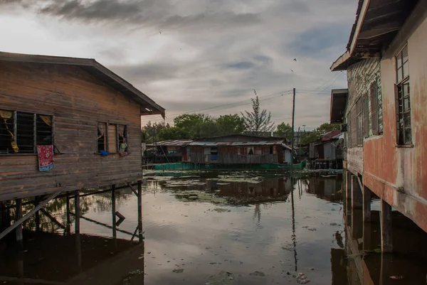 Evler stilts üzerinde. Bir Kota Kinabalu, Sabah, Malezya.