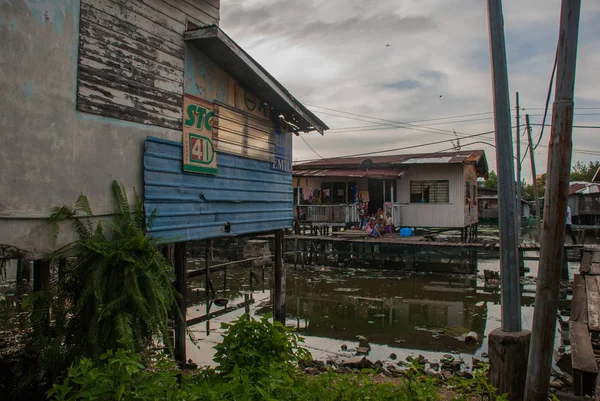 Evler stilts üzerinde. Bir Kota Kinabalu, Sabah, Malezya.