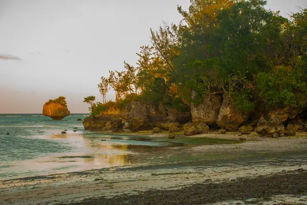 Paesaggio serale di una piccola isola e il mare. Boracay, Filippine — Foto Stock