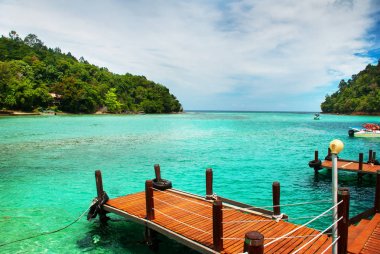 Sapı Adaları ile pier görünümünden Gaia üzerinde. Sabah, Malezya.