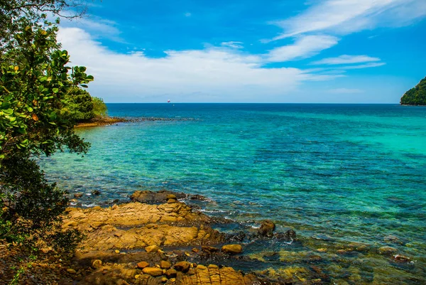 Bellissimo paesaggio, vista dall'isola di SAPI con vista sul mare e sull'isola di Gaia . — Foto Stock