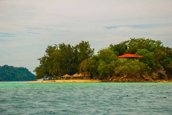 Τοπίο, θέα από το καράβι στο νησί. Sabah, Μαλαισία. — Φωτογραφία Αρχείου