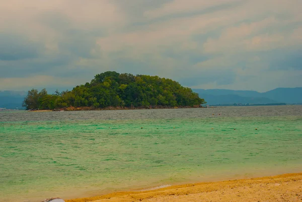 Paisagem, vista do barco para a ilha. Sabah, Malásia . — Fotografia de Stock