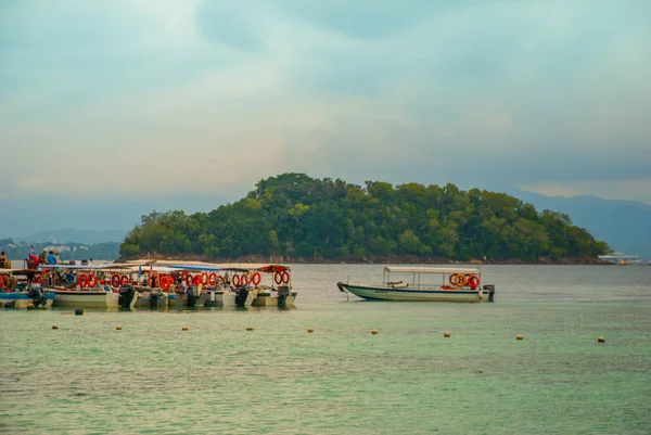 Όμορφο τοπίο με προβλήτα, θέα από το νησί της Manukan από τη θάλασσα και τα νησιά. — Φωτογραφία Αρχείου