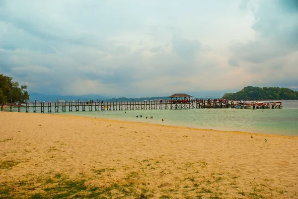 Bellissimo paesaggio con molo, vista dall'isola di Manukan del mare e delle isole . — Foto Stock