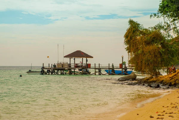 Bellissimo paesaggio con molo, vista dall'isola di Manukan del mare e delle isole . — Foto Stock