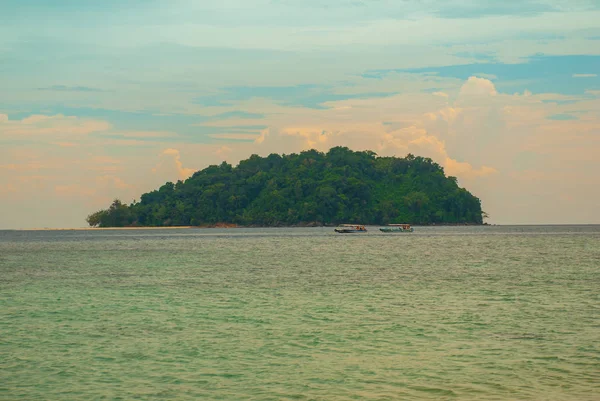 Paisaje, vista desde el barco a la isla. Sabah, Malasia . — Foto de Stock