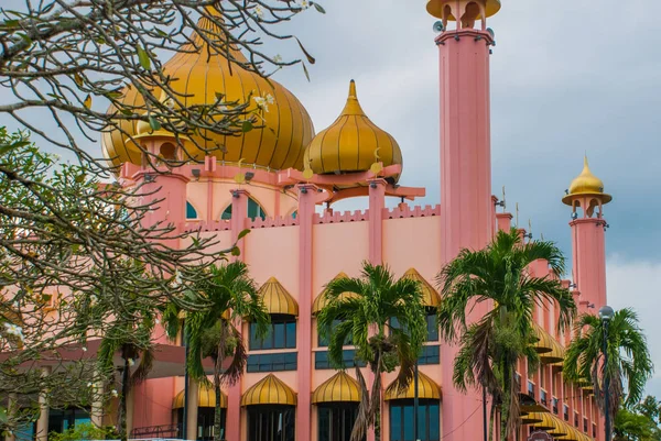 Kuching City Mosqueat hora do dia, Sarawak, Malásia. Masjid Bahagian — Fotografia de Stock