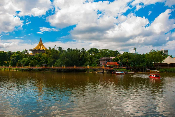 Dewan Undangan Negeri Sarawak. Sarawak State Legislative Assembly in Kuching, Sarawak, Malaysia. — Stock fotografie