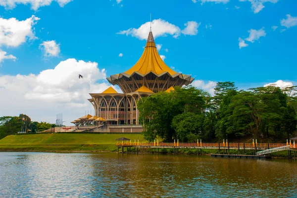 Dewan Undangan Negeri Sarawak. Assembleia Legislativa do Estado de Sarawak em Kuching, Sarawak, Malásia . — Fotografia de Stock