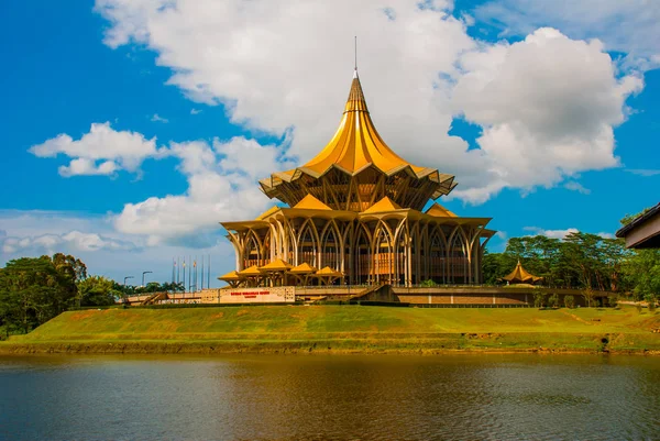 Dewan Undangan Negeri Sarawak. Sarawak State Legislative Assembly in Kuching, Sarawak, Malaysia. — Stockfoto