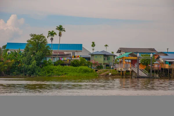 Деревня у реки в Сараваке, Кучинг, Малайзия — стоковое фото