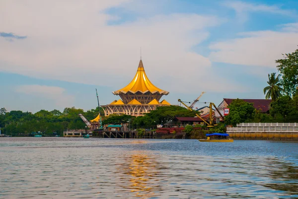 Dewan Undangan Negeri Sarawak. Sarawak State Legislative Assembly in Kuching, Sarawak, Malaysia. — Stockfoto