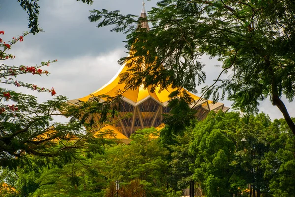 Dewan Undangan Negeri Sarawak. Asamblea Legislativa Estatal de Sarawak en Kuching, Sarawak, Malasia . — Foto de Stock