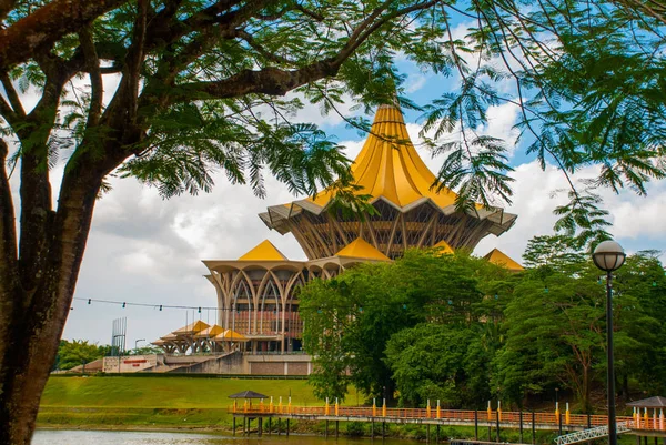 Dewan Undangan Negeri Sarawak. Sarawak State Legislative Assembly in Kuching, Sarawak, Malaysia. — Stock Fotó