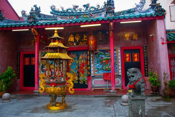 Templo Chino en Chinatown. Kuching, Sarawak. Malasia. Borneo. — Foto de Stock