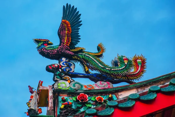 Dragon on the roof of Tua Pek Kong Chinese Temple in Chinatown. Kuching, Sarawak. Malaysia. Borneo — Stock Photo, Image