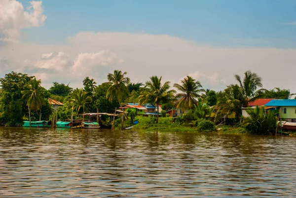 Un village au bord de la rivière à Sarawak, Kuching, Malaisie — Photo