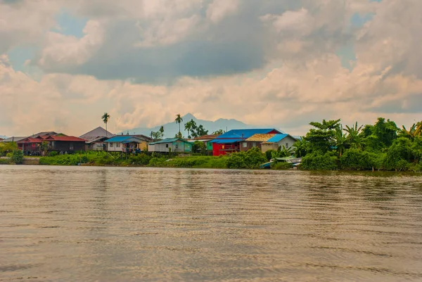 Un village au bord de la rivière à Sarawak, Kuching, Malaisie — Photo