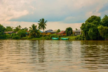 Sarawak, Kuching, Malezya nehirde bir köyü