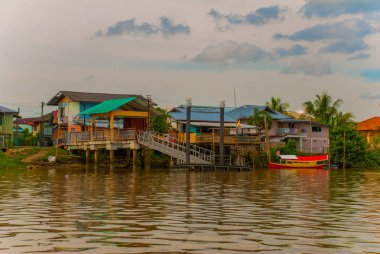 Sarawak, Kuching, Malezya nehirde bir köyü