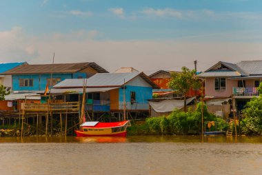 Sarawak, Kuching, Malezya nehirde bir köyü