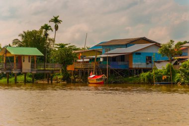Sarawak, Kuching, Malezya nehirde bir köyü