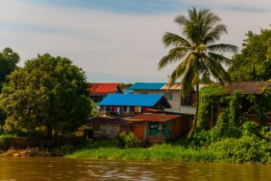 Sarawak, Kuching, Malezya nehirde bir köyü