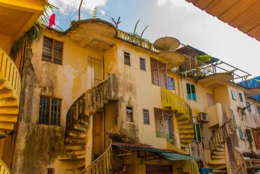 Garip ve eski, eski bir döner merdiven ile bina. Sarawak Borneo Malezya Kuching