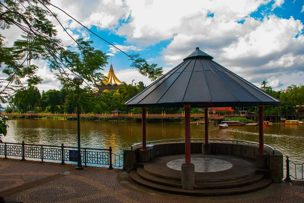 Pavilhão perto da água com vista para o Dewan Undangan Negeri Sarawak. Kuching, Sarawak, Malásia . — Fotografia de Stock