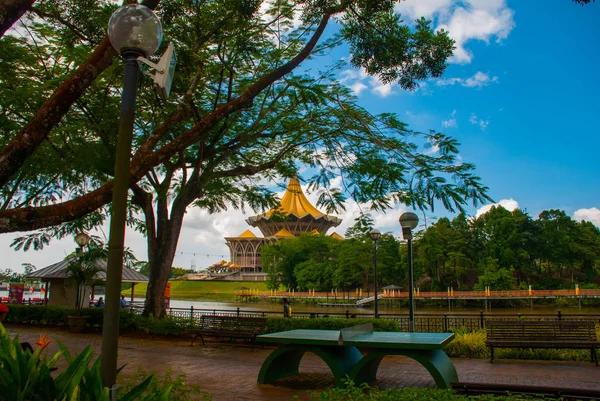 Dewan Undangan Negeri Sarawak. Assembleia Legislativa do Estado de Sarawak em Kuching, Sarawak, Malásia . — Fotografia de Stock