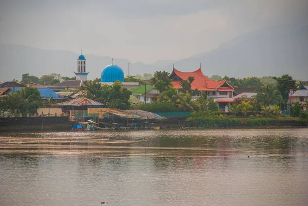 Vue sur le paysage de la rivière à la mosquée et à la maison. Kuching, Sarawak. La Malaisie. Bornéo — Photo
