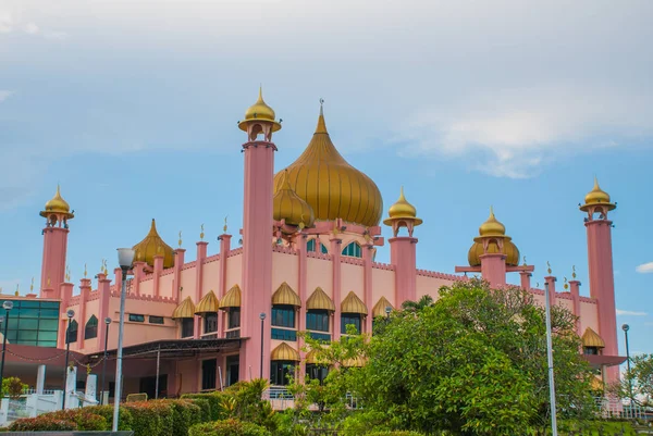 Kuching City Mosqueat hora do dia, Sarawak, Malásia. Masjid Bahagian — Fotografia de Stock