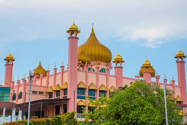 Kuching City Mosqueat hora do dia, Sarawak, Malásia. Masjid Bahagian — Fotografia de Stock