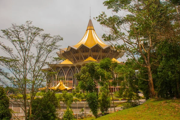 Dewan Undangan Negeri Sarawak. Sarawak State Legislative Assembly in Kuching, Sarawak, Malaysia. — Stockfoto