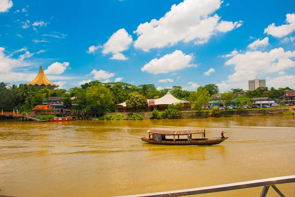 Dewan Undangan Negeri Sarawak. Sarawak State Legislative Assembly in Kuching, Sarawak, Malaysia. — Stockfoto