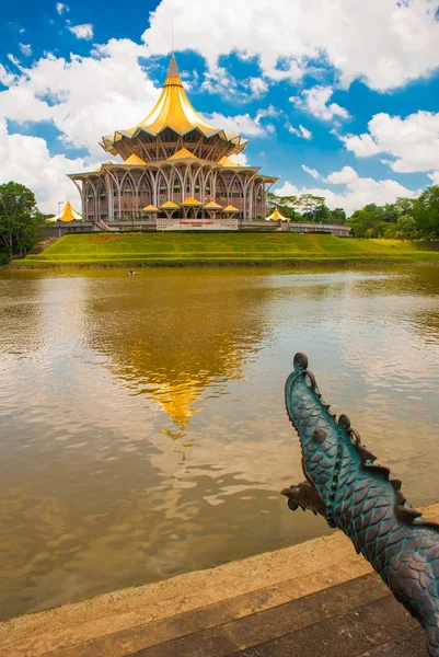 Dewan Undangan Negeri Sarawak. Sarawak staat wetgevende vergadering in Kuching, Sarawak, Maleisië. Monument voor de krokodil. — Stockfoto