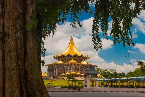 Dewan Undangan Negeri Sarawak. Sarawak State Legislative Assembly in Kuching, Sarawak, Malaysia. — Stockfoto