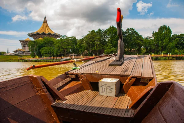 Traditionele boot op Sarawak rivier van waterfront in Kuching stad. Sarawak. Borneo. Maleisië — Stockfoto