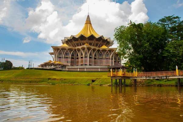 Dewan Undangan Negeri Sarawak. Assemblée législative de l'État du Sarawak à Kuching, Sarawak, Malaisie . — Photo