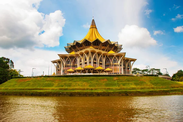 Dewan Undangan Negeri Sarawak. Sarawak State Legislative Assembly in Kuching, Sarawak, Malaysia. — Stockfoto