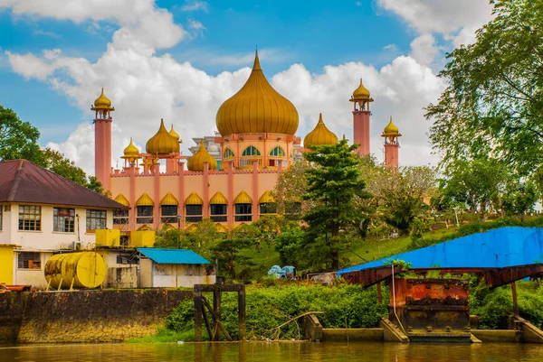 Kuching City Mosqueat day time, Sarawak, Malaysia. Masjid Bahagian — Stockfoto